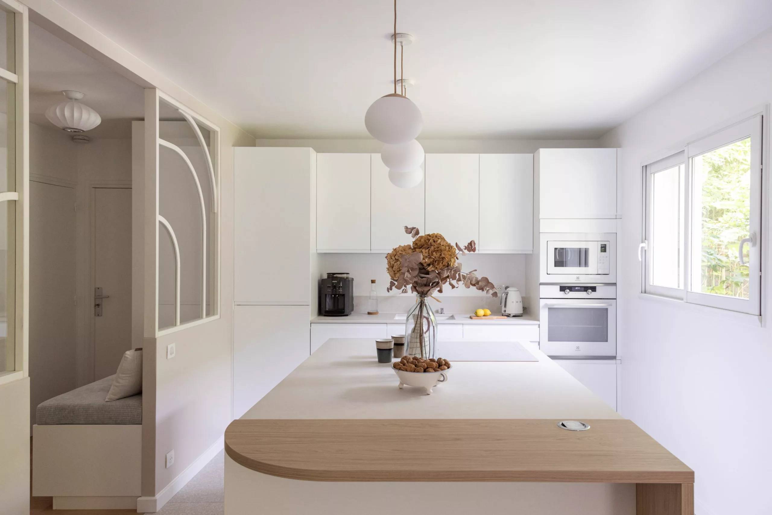 Cuisine blanche ilot avec bar bois
