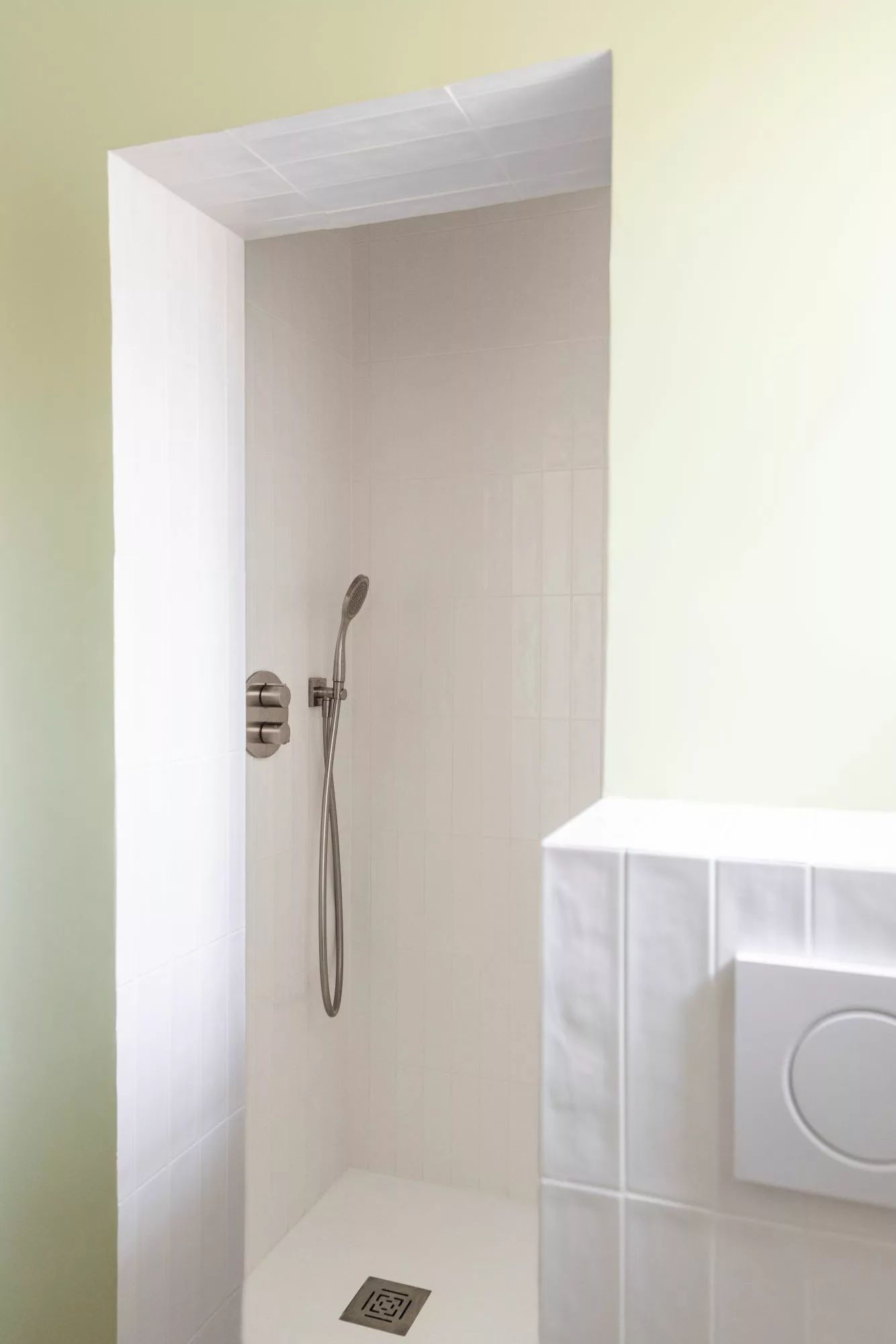 Douche encastree carrelage blanc