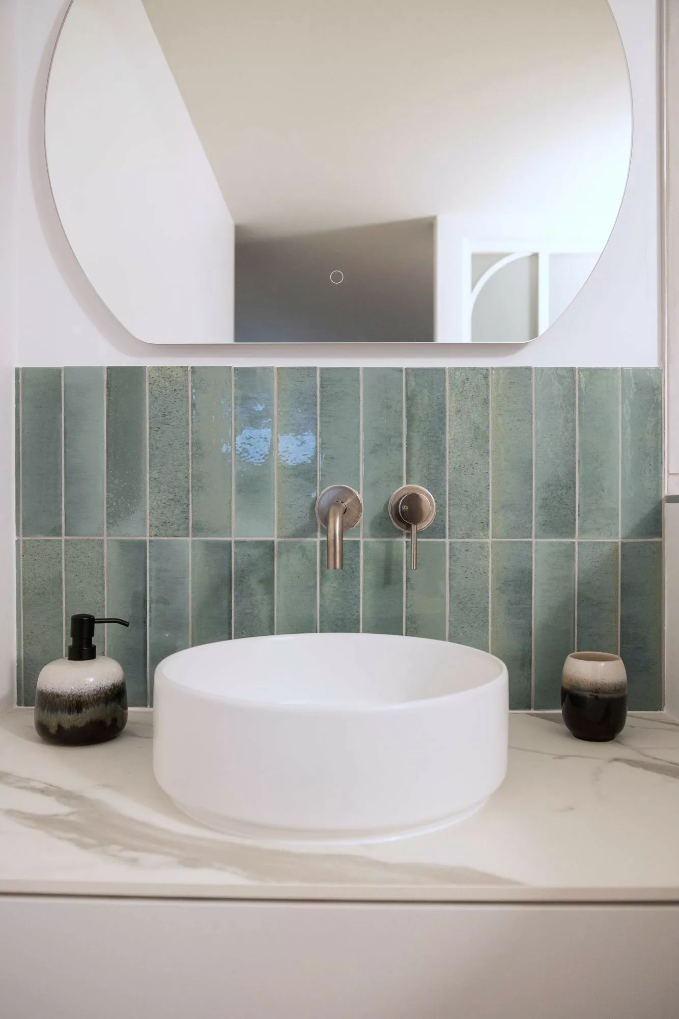 Lavabo vasque sur plan carrelage vert d'eau