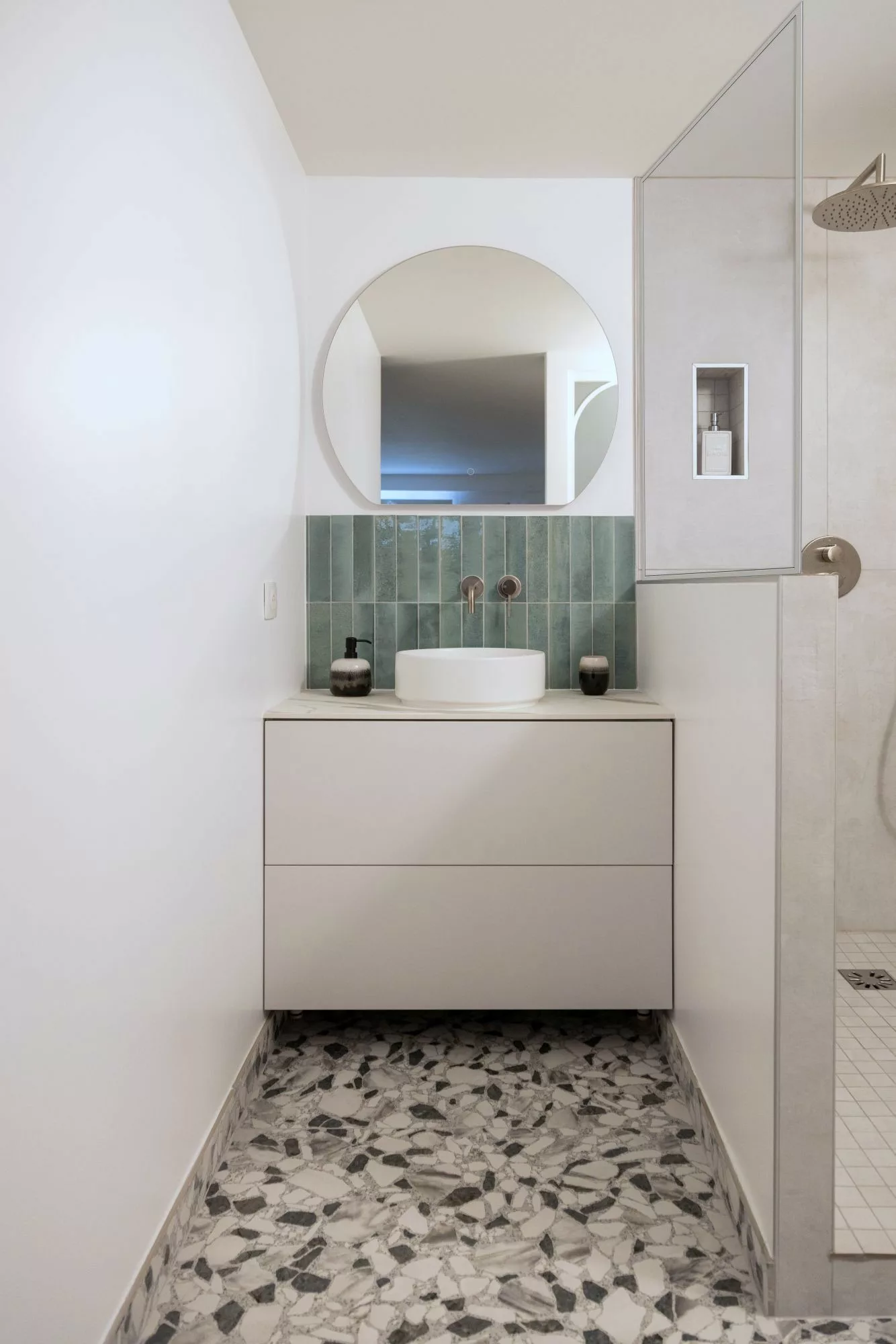 Salle de douche sol terrazzo