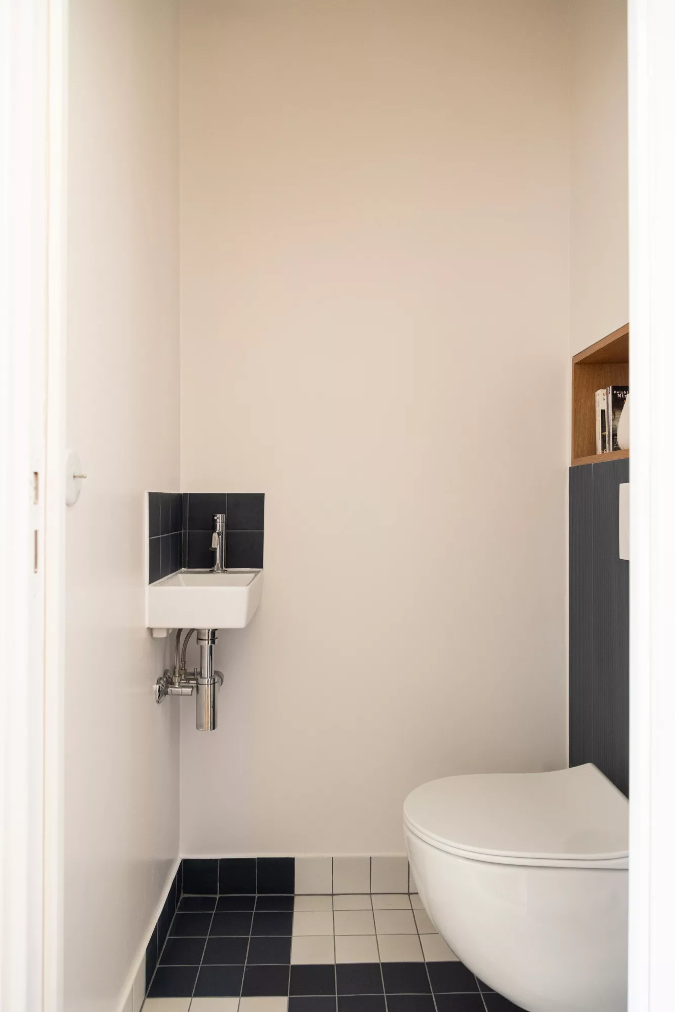 toilettes carrelage carré bleu