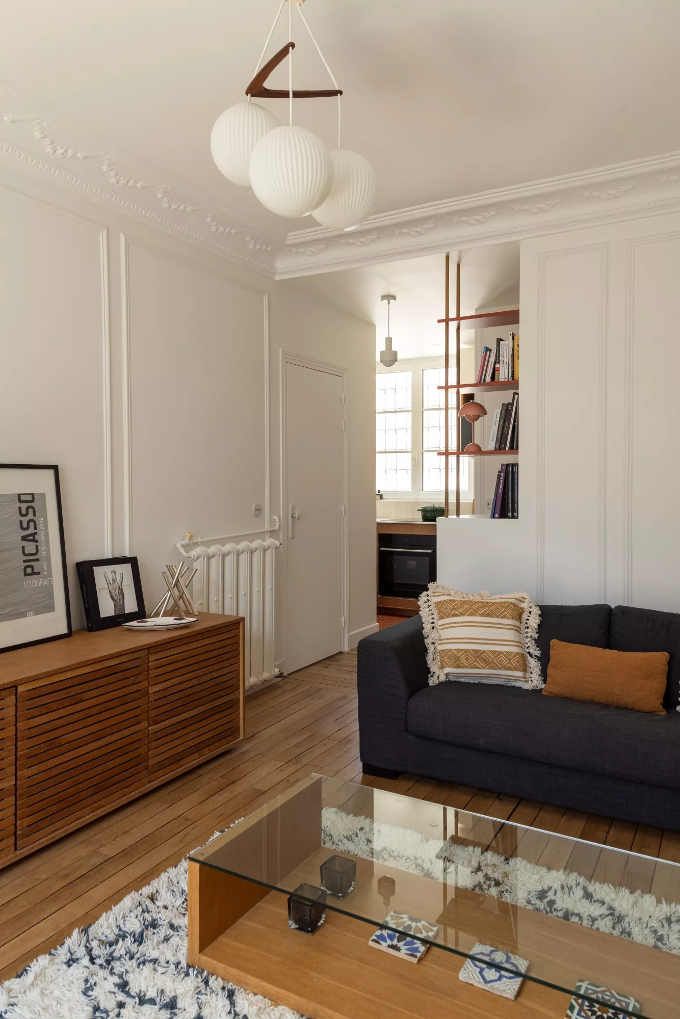 salon appartement haussmanien avec moulures