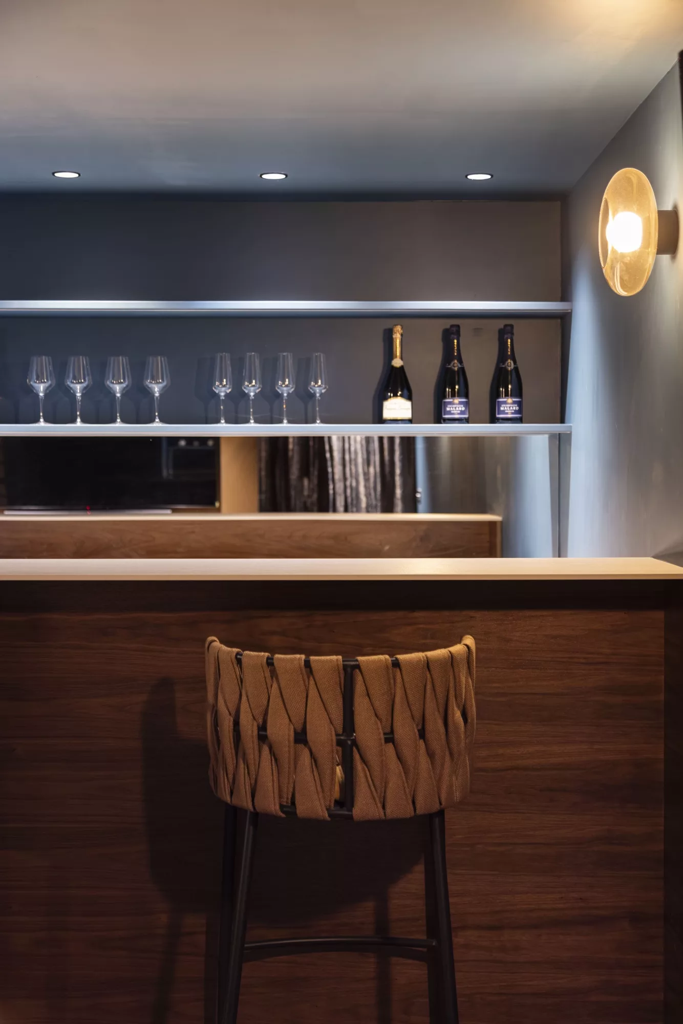 Espace bar etageres miroir
