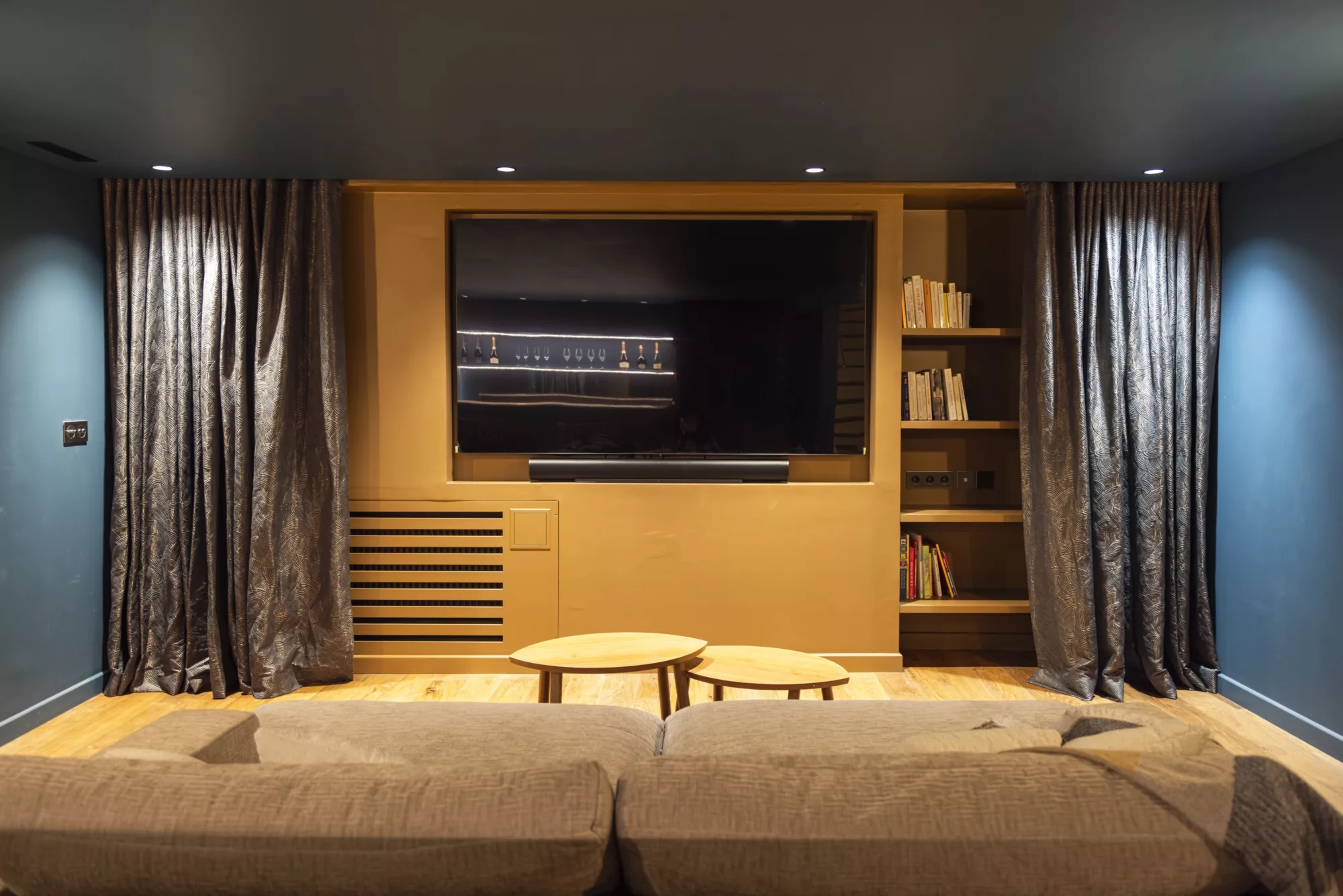 Salle cinema ecran rideaux
