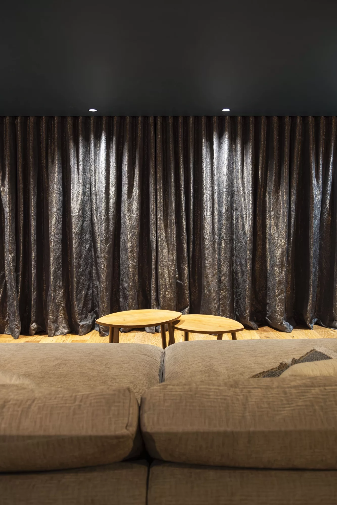 Salle cinema rideaux spots