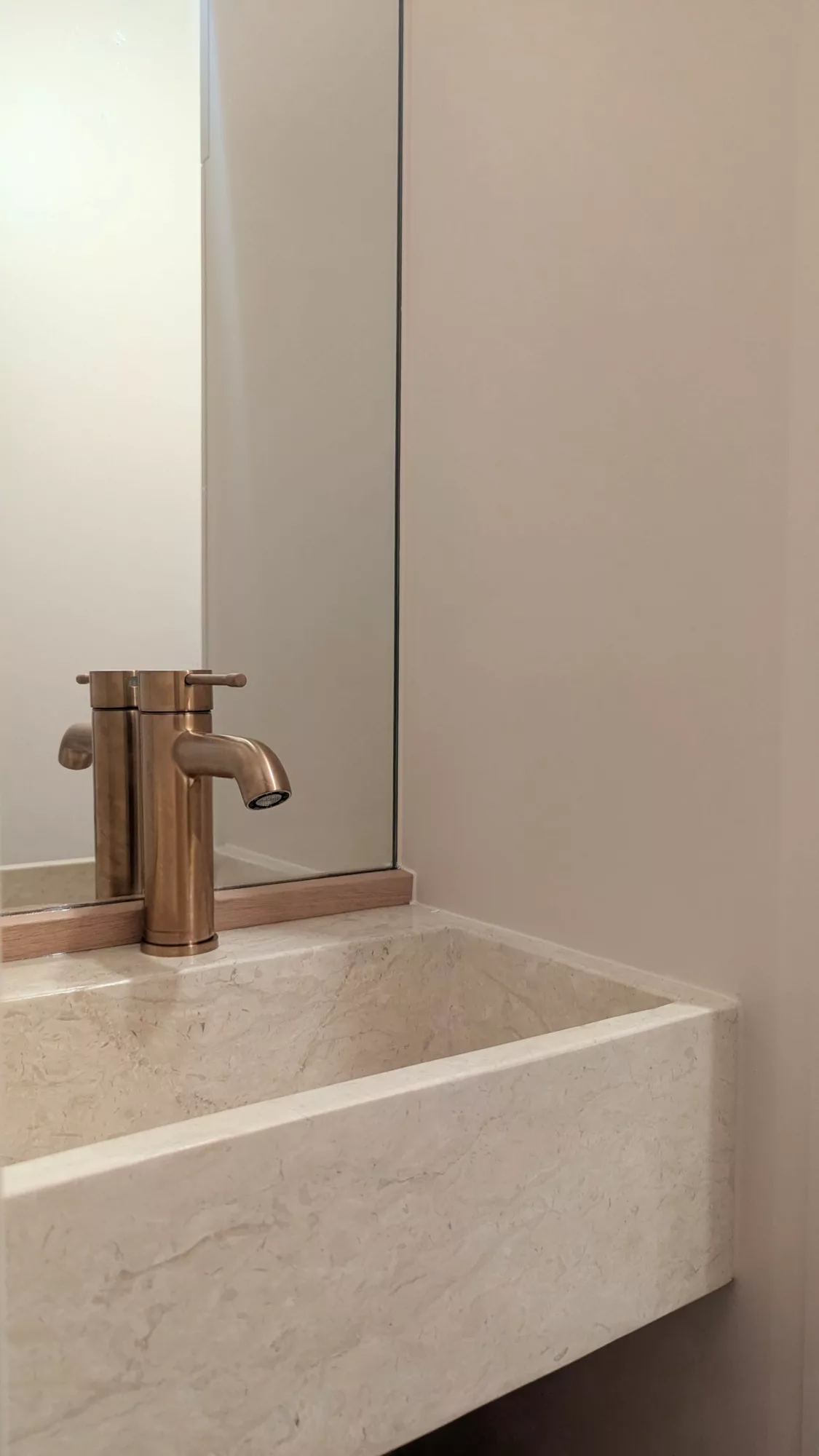 LAVE MAINS TOILETTES